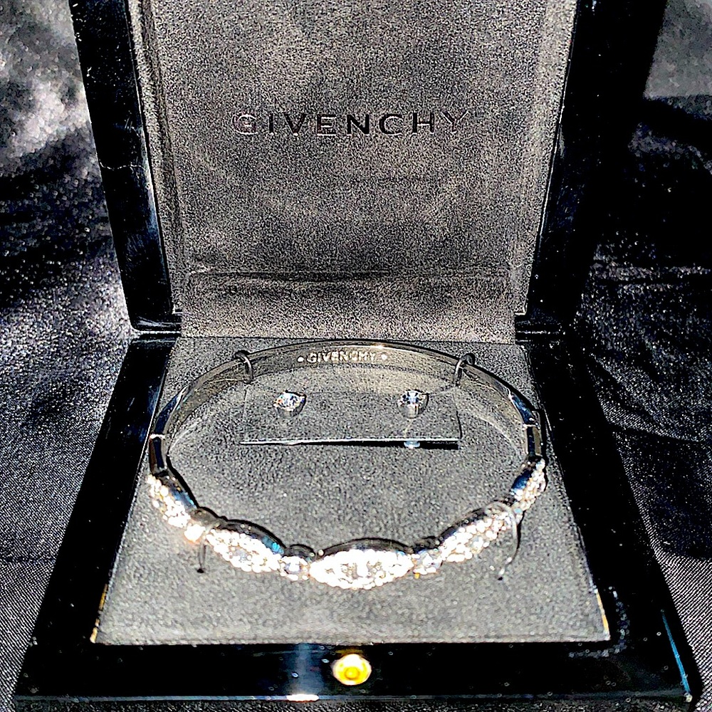 ✨Givenchy- ‘Evil Eye’ Oval cut Bangle Bracelet & Crystal Stud Earrings Set ✨NWT✨ - Picture 4 of 14